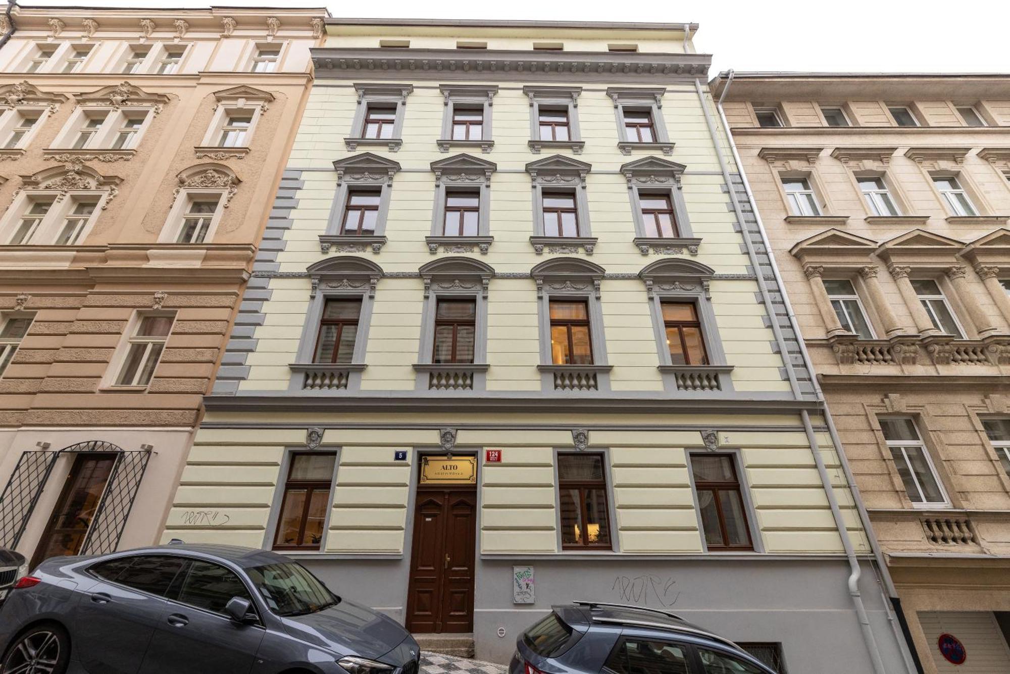 Apartment Peaceful & Cozy Living In Vysehrad With A Balcony *