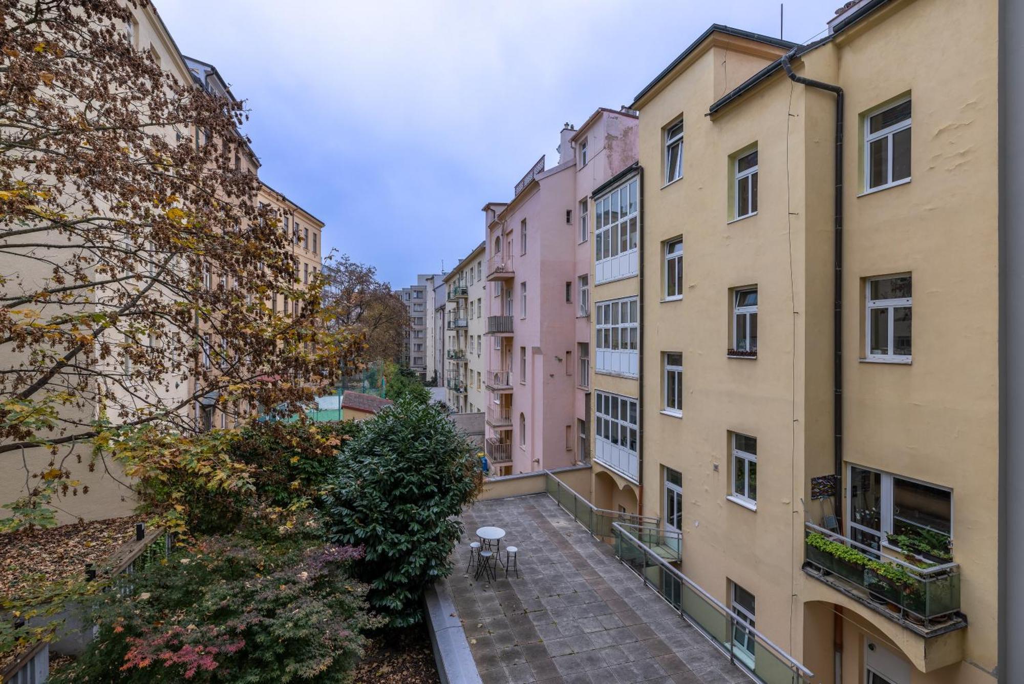 Apartment Peaceful & Cozy Living In Vysehrad With A Balcony