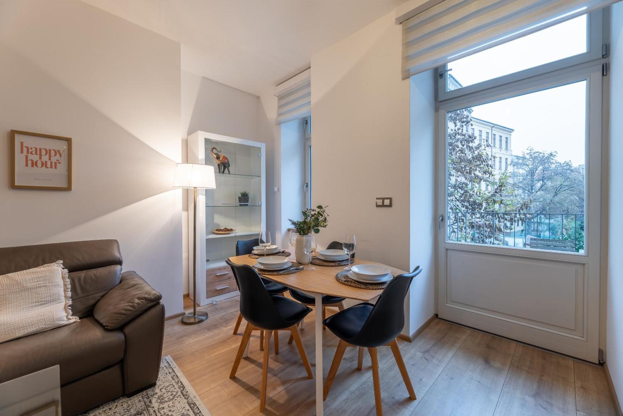 Peaceful & Cozy Living In Vysehrad With A Balcony * Prag